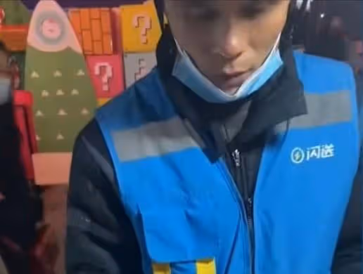 朋友想吃車厘子,男子用紙巾包一顆交給閃送小哥:我沒聽錯吧