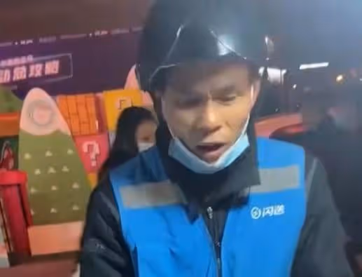 朋友想吃車厘子,男子用紙巾包一顆交給閃送小哥:我沒聽錯吧