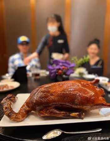 大S「罕曬恩愛照」曝光！甜靠具俊曄身邊　47歲素顏狀態美呆