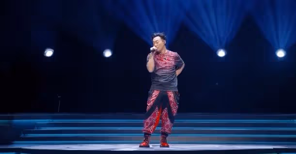 陳奕迅巡演跳舞腰部拉傷台上哭了！任點歌唱多年未唱金曲補償歌迷