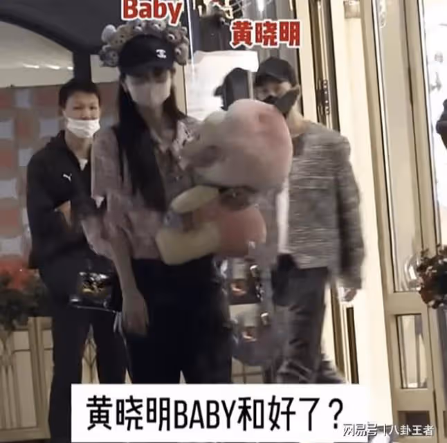 葉柯好慘!黃曉明baby首合體!一家3口逛迪士尼,穿情侶裝要復合