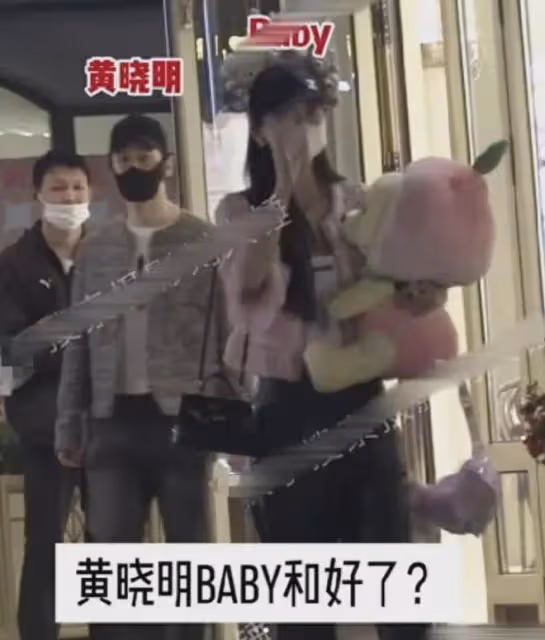 衝上熱搜!黃曉明楊穎帶娃游迪士尼,疑穿情侶裝,引髮網友猜測