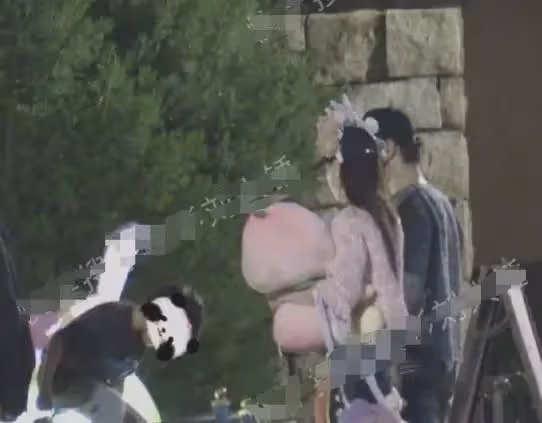 衝上熱搜!黃曉明楊穎帶娃游迪士尼,疑穿情侶裝,引髮網友猜測