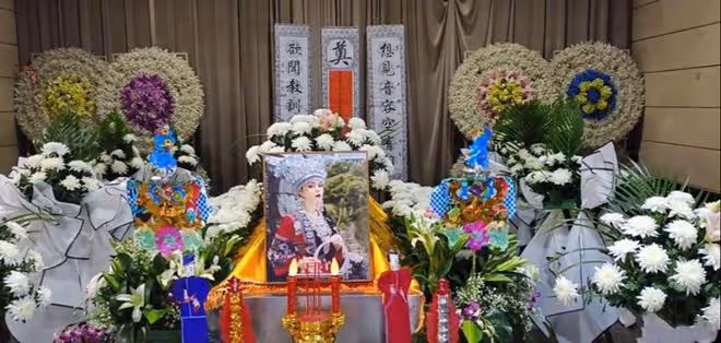 31歲網紅「俄羅斯娜娜」貴州辦追悼會!媽媽未到,親友打麻將守夜
