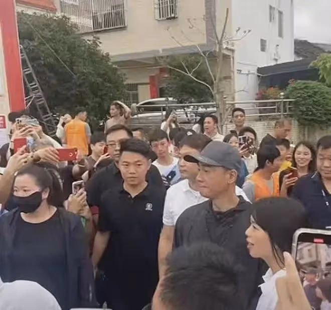 陳小春五一回老家惠州,被疑是假人!出場費不同反響,細節顯人品