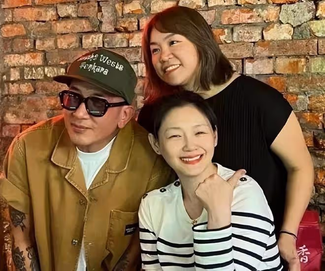 大S曬全身照正式復工,婚後素顏狀態真好,紅皮鞋手上戴18萬名表
