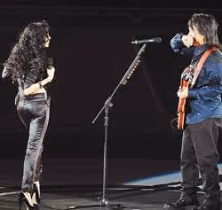 周華健興奮自拍不慎摔落舞台！莫文蔚演唱會卻刻意露內衣