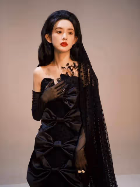 孟子義曬靚麗寫真！她雪膚玉貌身材曼妙美得讓人窒息