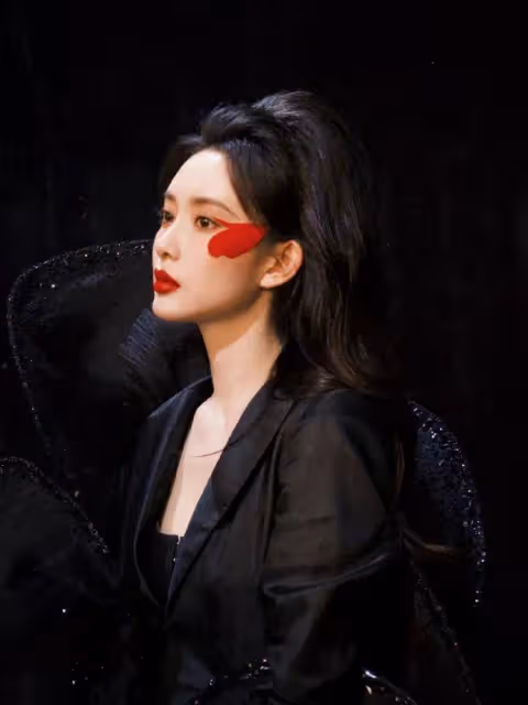 孟子義曬靚麗寫真！她雪膚玉貌身材曼妙美得讓人窒息