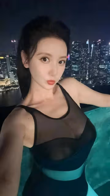 張萌泳裝照露出事業線！膚白貌美魔鬼身材性感火辣