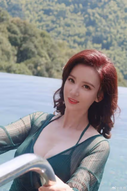 張萌泳裝照露出事業線！膚白貌美魔鬼身材性感火辣