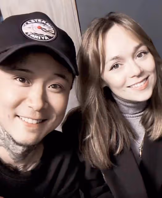 31歲網紅俄羅斯娜娜去世，家人守靈惹爭議，靈堂前打麻將有說有笑