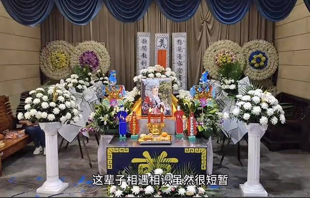 31歲網紅俄羅斯娜娜去世，家人守靈惹爭議，靈堂前打麻將有說有笑