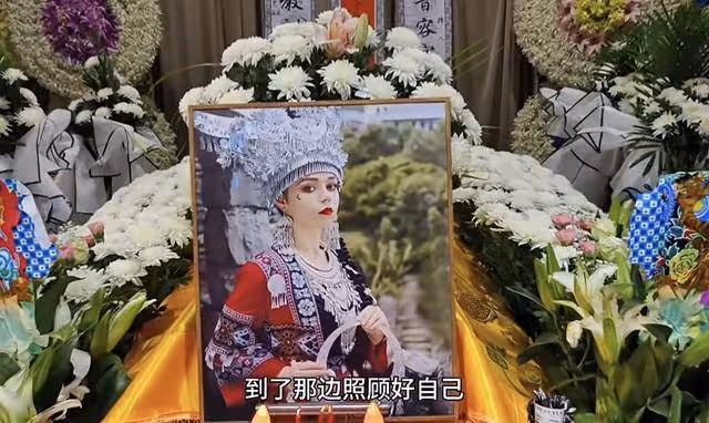 31歲網紅俄羅斯娜娜去世，家人守靈惹爭議，靈堂前打麻將有說有笑