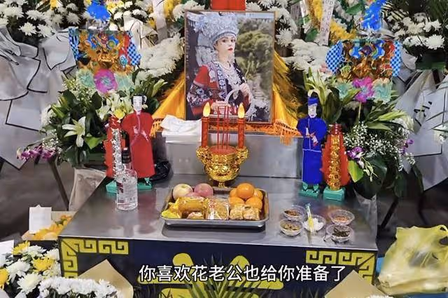 31歲網紅俄羅斯娜娜去世,家人守靈惹爭議,靈堂前打麻將有說有笑