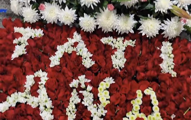 31歲網紅俄羅斯娜娜去世,家人守靈惹爭議,靈堂前打麻將有說有笑