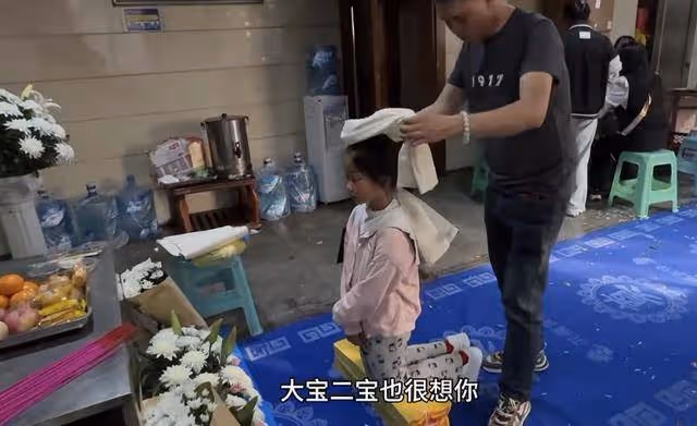 31歲網紅俄羅斯娜娜去世,家人守靈惹爭議,靈堂前打麻將有說有笑
