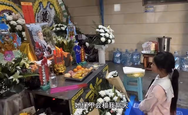 31歲網紅俄羅斯娜娜去世,家人守靈惹爭議,靈堂前打麻將有說有笑