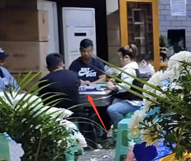 31歲網紅俄羅斯娜娜去世,家人守靈惹爭議,靈堂前打麻將有說有笑