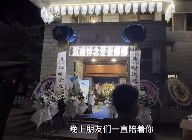 31歲網紅俄羅斯娜娜去世,家人守靈惹爭議,靈堂前打麻將有說有笑