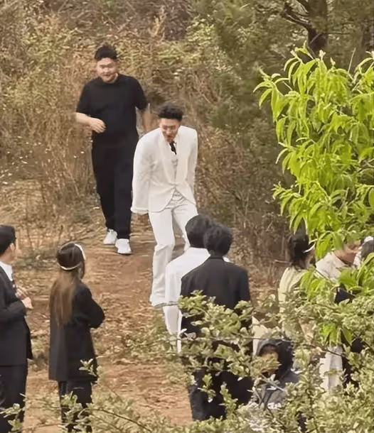 熱烈祝賀:黃子韜求婚徐藝洋,粉絲感到崩潰,熱戀照曝光!