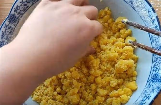 家庭自製老式桃酥,普通麵粉就能搞定,材料簡單,保證酥軟直掉渣