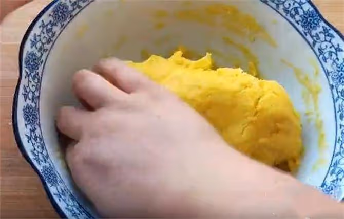 家庭自製老式桃酥,普通麵粉就能搞定,材料簡單,保證酥軟直掉渣