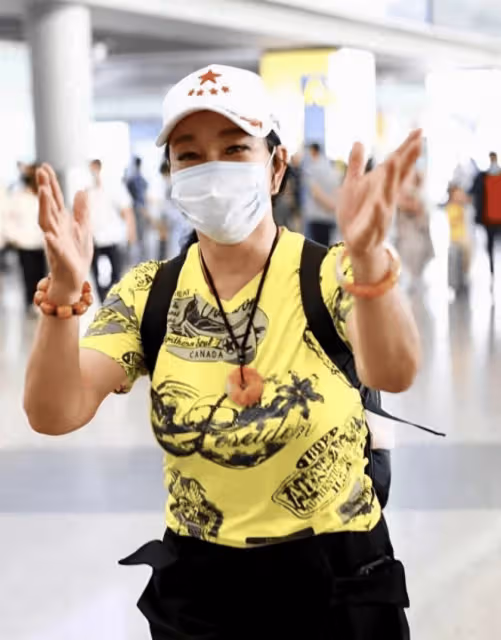 71歲劉曉慶機場無修圖流出!眼角皺紋明顯老態,但穿搭是真的洋氣
