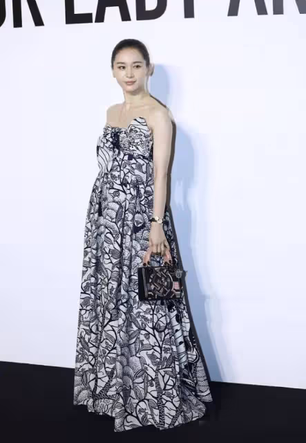 37歲王子文與49歲賈靜雯撞衫，差別太大，1個修身顯瘦，1個如孕婦
