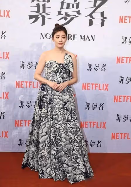 37歲王子文與49歲賈靜雯撞衫，差別太大，1個修身顯瘦，1個如孕婦