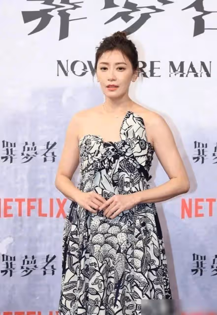 37歲王子文與49歲賈靜雯撞衫，差別太大，1個修身顯瘦，1個如孕婦