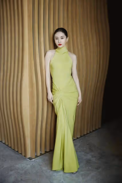 37歲王子文與49歲賈靜雯撞衫,差別太大,1個修身顯瘦,1個如孕婦