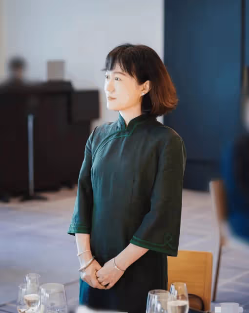47歲翁帆旗袍亮相日本聚會,滿臉笑遭質疑,丈夫楊振寧久病堪憂