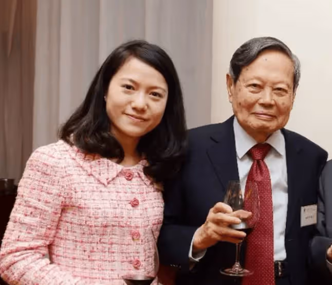 47歲翁帆旗袍亮相日本聚會,滿臉笑遭質疑,丈夫楊振寧久病堪憂