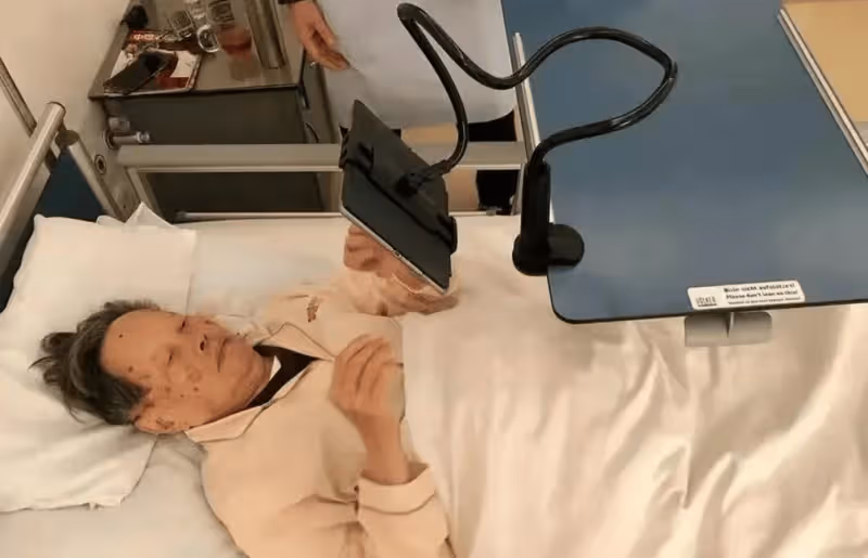 47歲翁帆旗袍亮相日本聚會,滿臉笑遭質疑,丈夫楊振寧久病堪憂