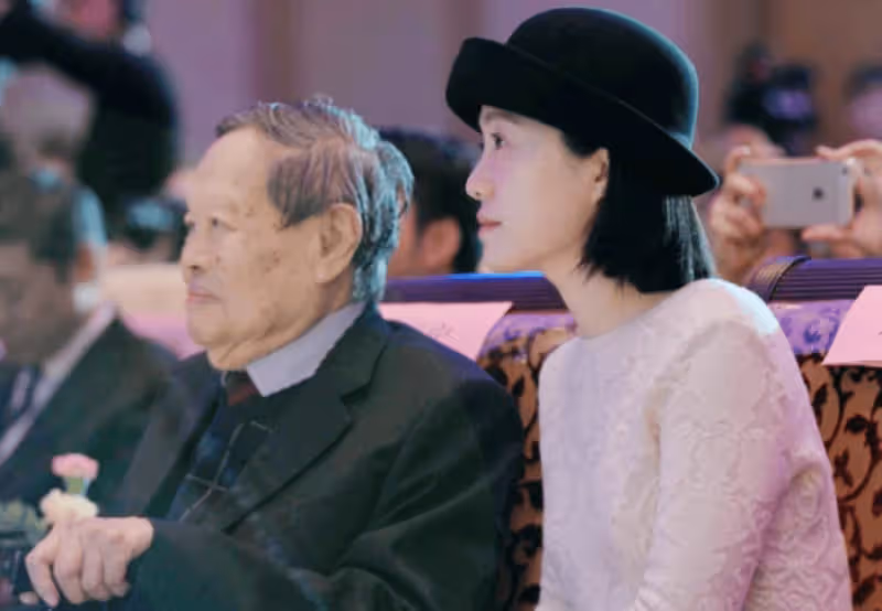 47歲翁帆旗袍亮相日本聚會,滿臉笑遭質疑,丈夫楊振寧久病堪憂
