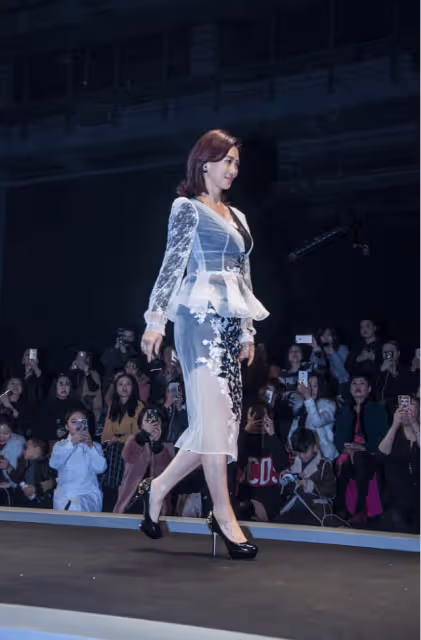 55歲翁虹魅力不減!一襲透視裙驚艷亮相,修長玉女腿太迷人