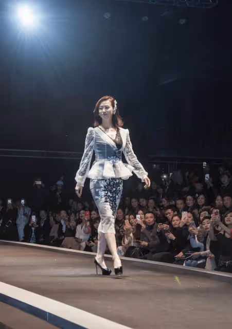 55歲翁虹魅力不減!一襲透視裙驚艷亮相,修長玉女腿太迷人
