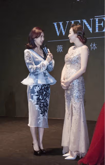 55歲翁虹魅力不減!一襲透視裙驚艷亮相,修長玉女腿太迷人