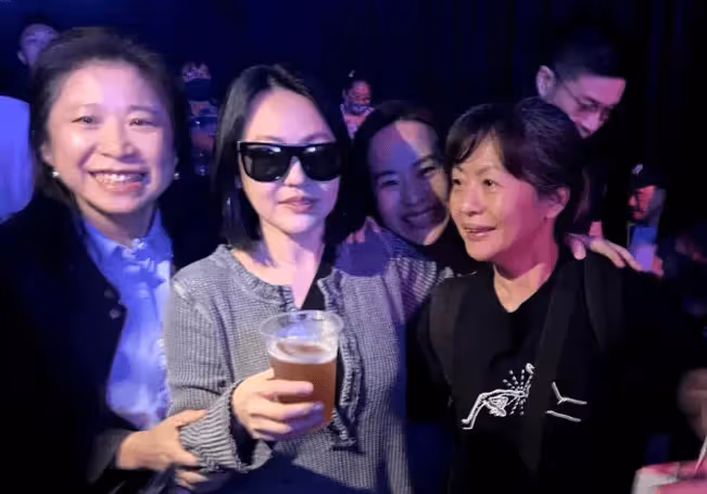 具俊曄DJ秀寒酸,大S只去了慶功宴,小S熱舞助陣,十指緊扣秀恩愛