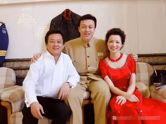 這個人真不一般,跟董卿和朱軍一起照相,他坐在C位,朱軍蹲著!