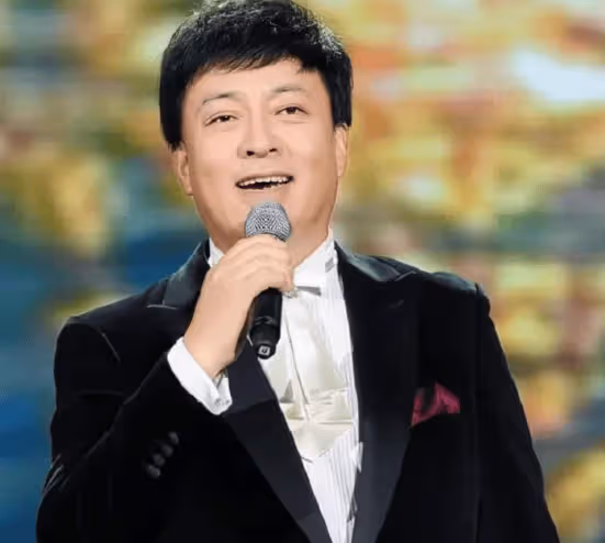 這個人真不一般,跟董卿和朱軍一起照相,他坐在C位,朱軍蹲著!