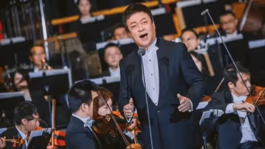 這個人真不一般,跟董卿和朱軍一起照相,他坐在C位,朱軍蹲著!