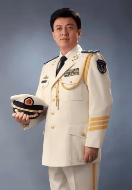 這個人真不一般,跟董卿和朱軍一起照相,他坐在C位,朱軍蹲著!