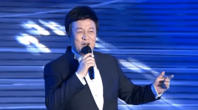 這個人真不一般,跟董卿和朱軍一起照相,他坐在C位,朱軍蹲著!