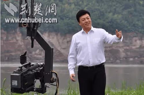 這個人真不一般,跟董卿和朱軍一起照相,他坐在C位,朱軍蹲著!