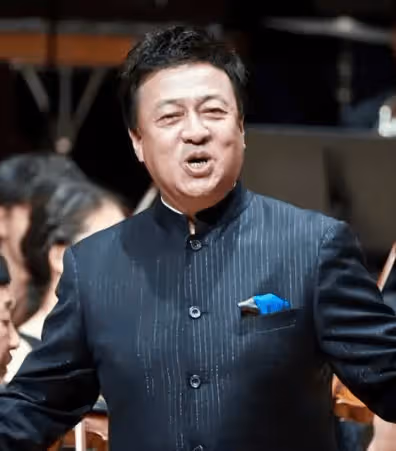 這個人真不一般,跟董卿和朱軍一起照相,他坐在C位,朱軍蹲著!