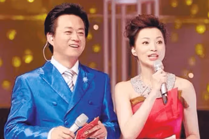 這個人真不一般,跟董卿和朱軍一起照相,他坐在C位,朱軍蹲著!