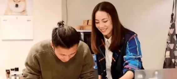 王菲怒了，張柏芝哭了，謝霆鋒心愛女子曝光，已未婚生女