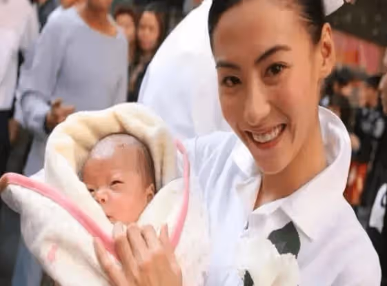 王菲哭得臉色慘白!謝霆鋒把三胎兒子生父之謎解開了,張柏芝微博髮長文解釋